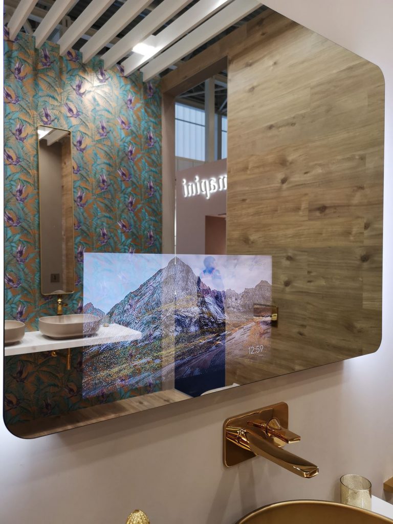 Sanindusa @ Cersaie 2019 | Lo specchio integra lo schermo per vedere la tv