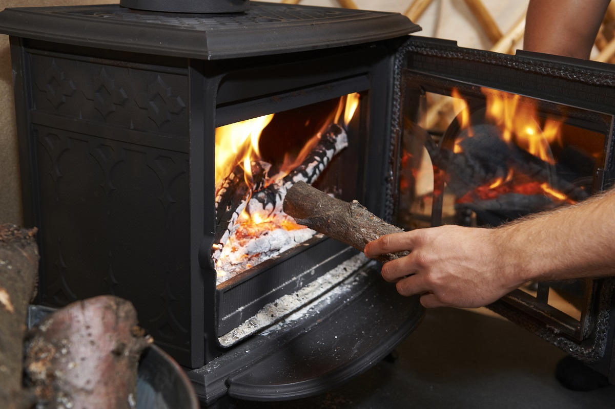Come accendere la stufa a legna: consigli e istruzioni