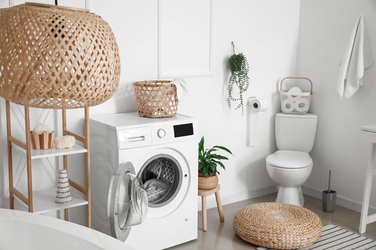 Lavanderia con mobile asciugatrice sopra lavatrice