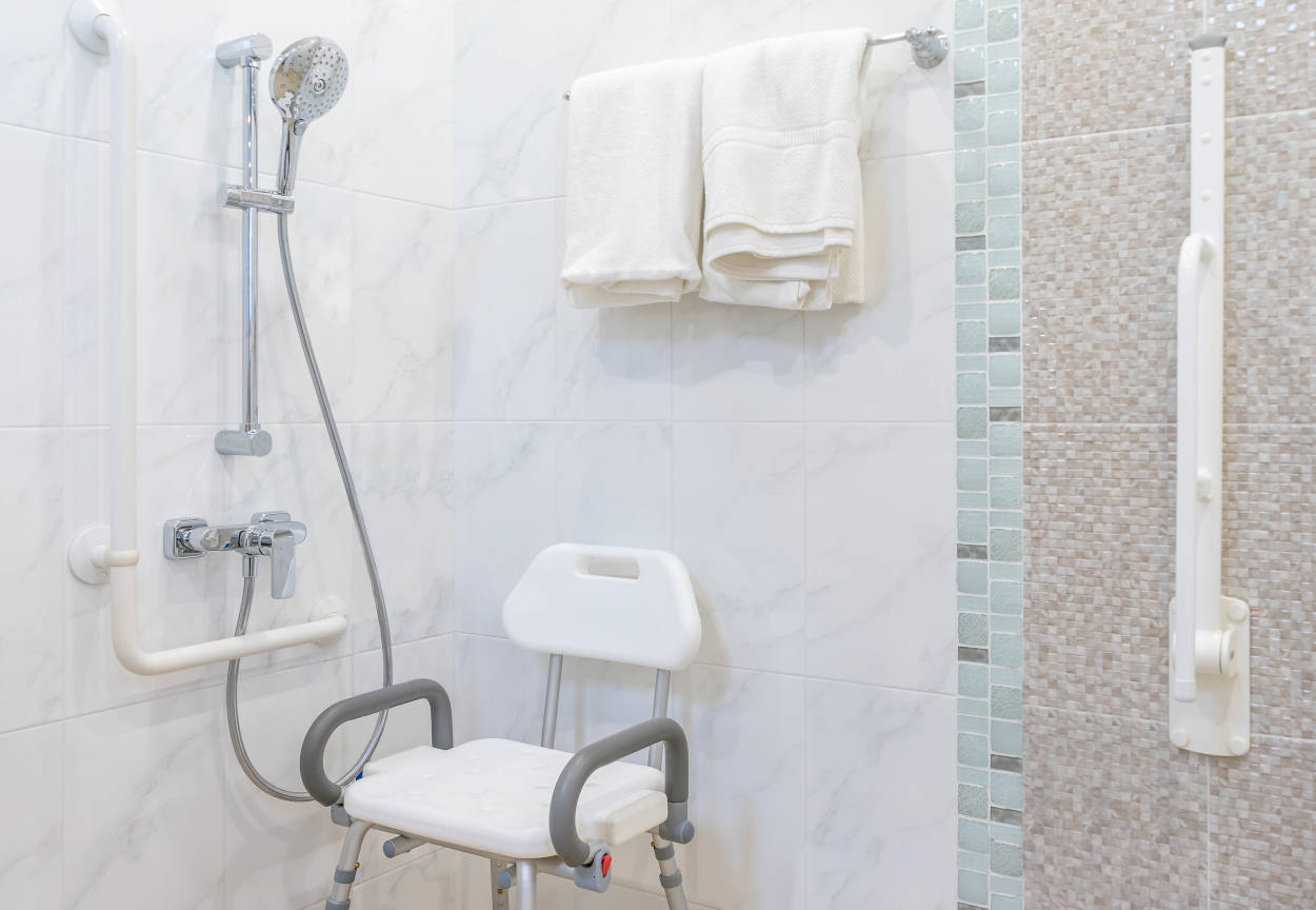 Come scegliere la doccia per disabili e quali accessori servono